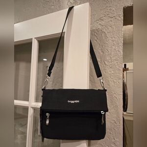 New With Tags Black Baggallini Flip Zip Crossbody Lightweight Bag